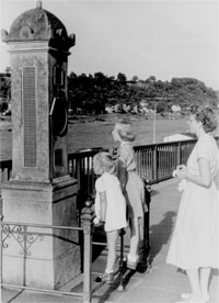 Barometersule am Elbufer, 1956